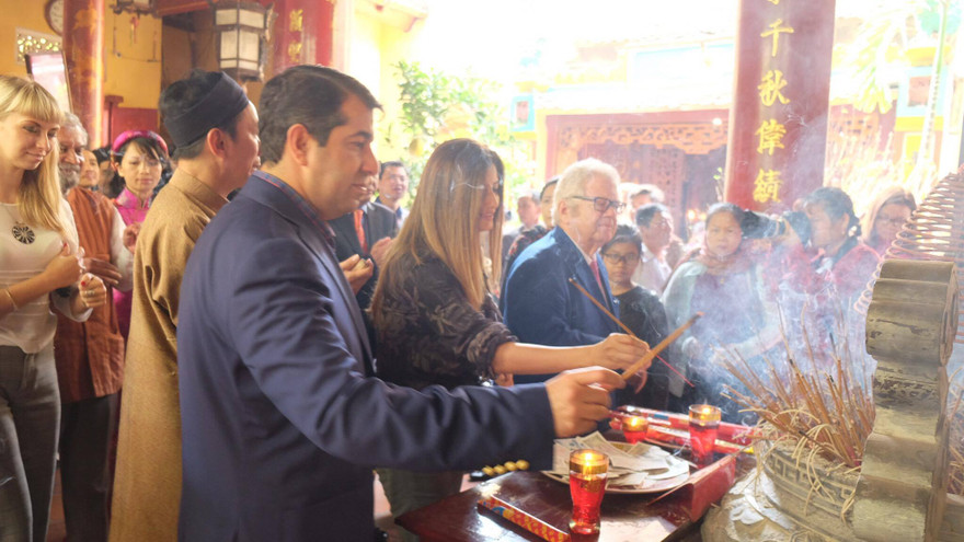 Gần 30 Đại sứ các nước đi lễ đầu năm