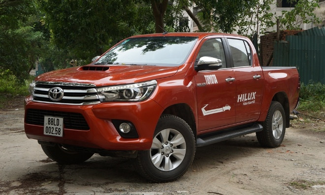 Chiếc Hilux 2016 bản cao cấp nhất có giá 877 triệu, cạnh tranh với Ford Ranger WildTrak 3.2L 4x4 AT.