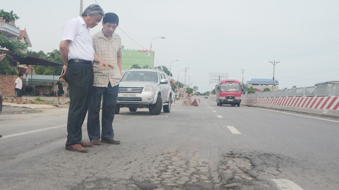  Vì lún nứt, QL18 đoạn Uông Bí - Hạ Long chưa được thu phí. Ảnh: Bảo An