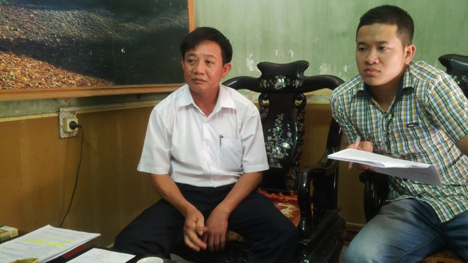 Chánh thanh tra huyện Thuận Thành (trái) trao đổi với phóng viên chiều 28/5