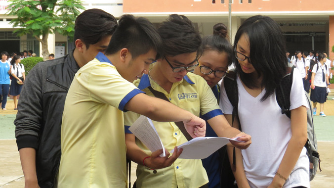  Thí sinh trao đổi bài sau khi thi 