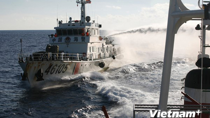 Tàu Trung Quốc ngang ngược dùng vòi rồng tấn công tàu cảnh sát biển Việt Nam. Ảnh: Vietnam+