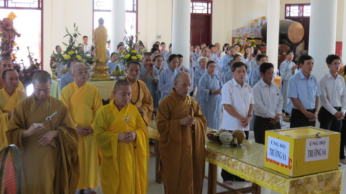 Hàng trăm tăng ni, phật tử đọc kinh cầu nguyện hòa bình cho biển Đông