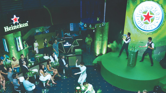 Màn biểu diễn của bartender hấp dẫn cuốn hút khán giả