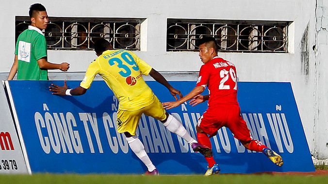Những pha phạm lỗi không thương tiếc với cầu thủ đối phương của Văn Nam (phải) khiến Samson (trái) có phản ứng trả đũa. ảnh: VSI