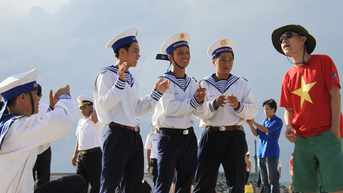 Ca sĩ Hoàng Hiệp hát cho lính đảo nghe ngay trên bờ biển đảo Song Sử Tây. Ảnh: Trường Phong