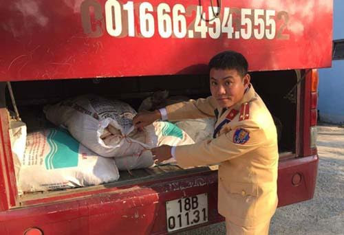 Thu giữ 1 tấn nội tạng động vật thối rữa cùng 10 con chim lạ 