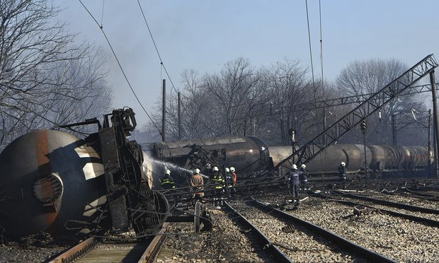 Tàu chở nhiên liệu trật bánh và phát nổ khiến hàng chục người thương vong. Ảnh: AP