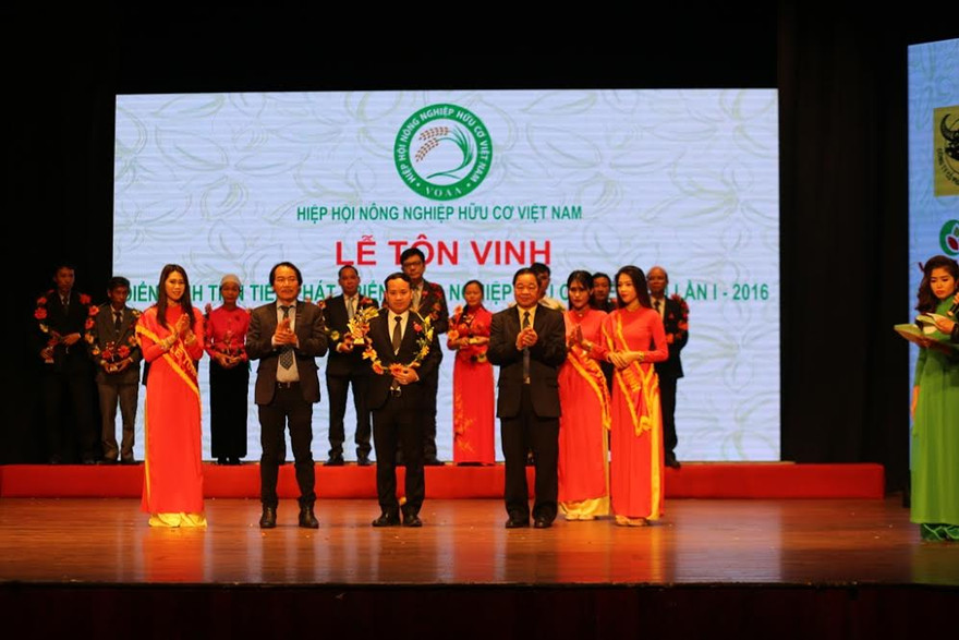 Đại diện của tập đoàn TH nhận cúp Vàng cho Trang trại bò sữa hữu cơ Vì sức khỏe cộng đồng