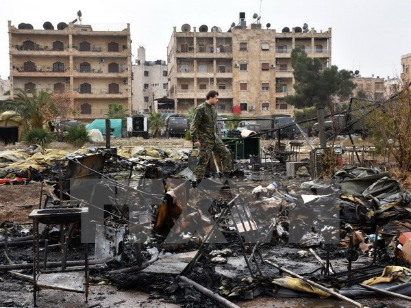 Cảnh đổ nát tại hiện trường vụ tấn công nhằm vào bệnh viện dã chiến ở Furqan ngày 5/12. (AFP/TTXVN)