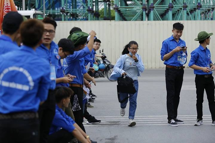 Thí sinh vội vã đến điểm thi sáng nay 23/6. Ảnh Như Ý