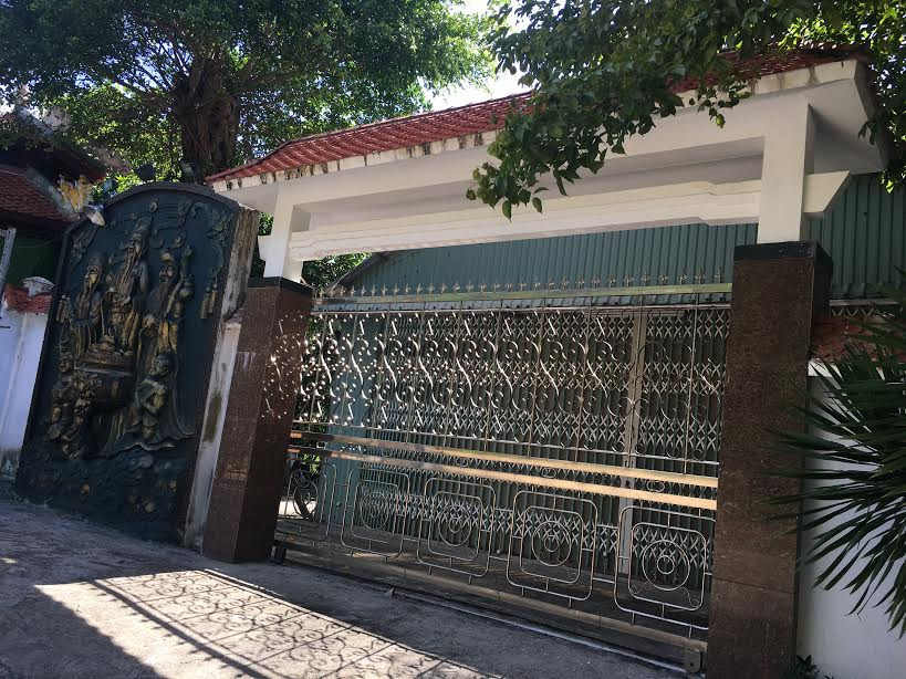 Một căn nhà phía trước biệt phủ dùng cất trữ tài sản.