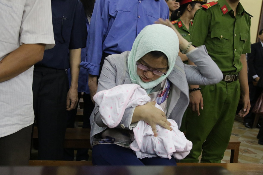 Tòa 'khuyến khích' bị cáo về nhà và chấp nhận xử vắng mặt. Ảnh: Tân Châu