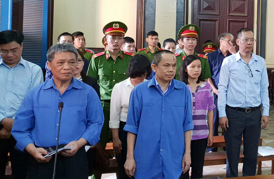 Ảnh: Nhóm nguyên cán bộ TrustBank tại tòa. Ảnh: Tân Châu