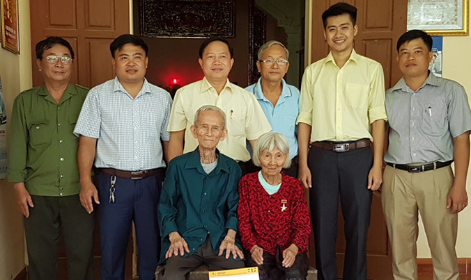 Đoàn công tác trao quà và hỗ trợ bằng tiền mặt đối với các mẹ VNAH.