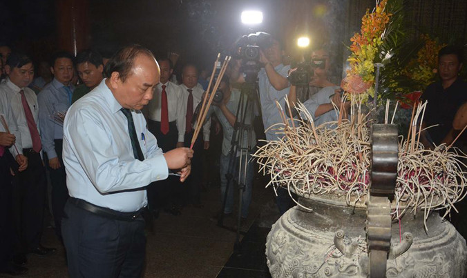 Thủ tướng Nguyễn Xuân Phúc dâng hương tại Khu di tích Ngã ba Đồng Lộc.