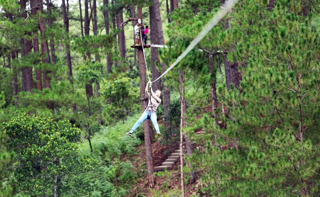 Giới trẻ thích thú trượt cáp băng rừng