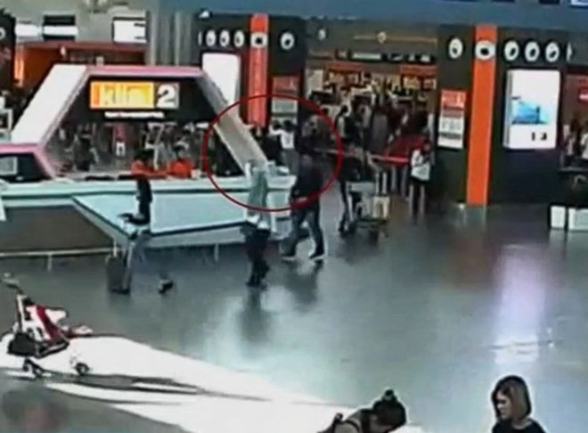 Khoảnh khắc ông Kim Jong-nam bị hai nữ nghi phạm giết hại.