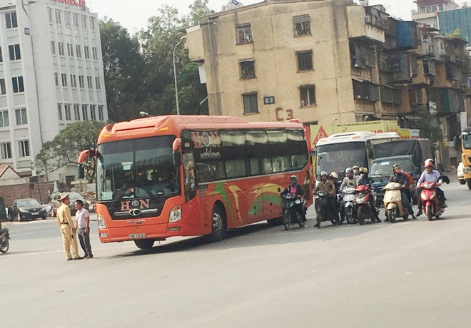 Sau khi TTGT làm ngơ, phóng viên đã nhờ CSGT kiểm tra, phát hiện xe khách 29B-10081 hoạt động sai luồng tuyến, hành trình