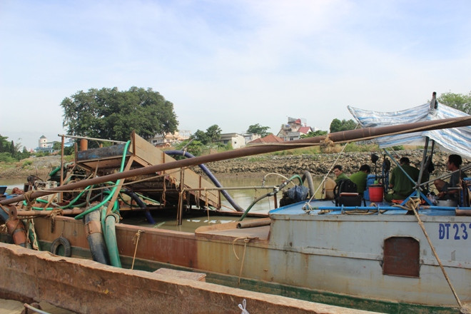 Phương tiện khai thác vận chuyển cát lậu đang bị công an bắt giữ