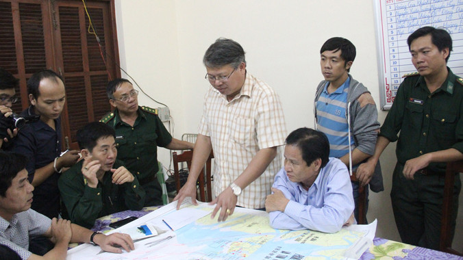 Bàn các phương án cứu hộ.