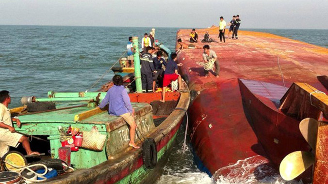 Lực lượng chức năng tiếp cận tàu bị chìm. Ảnh: Zing.vn.