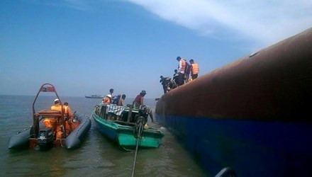 Lực lượng chức năng tiếp cận cứu nạn nhân.