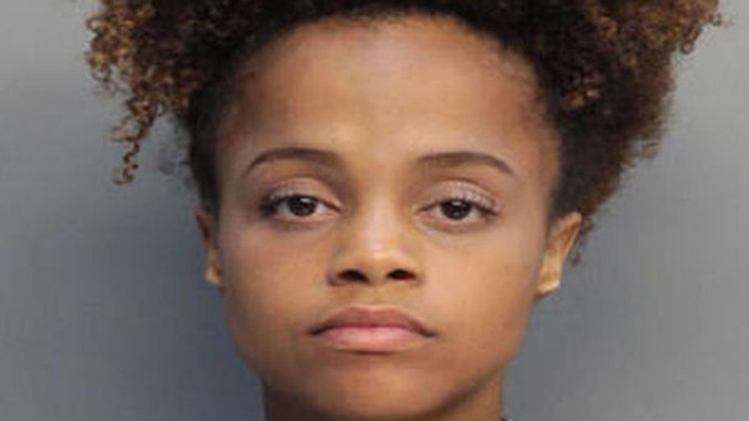 Valle bị quay phim khi đang khỏa thân, tưới sốt cà chua lên cơ thể trong nhà hàng.