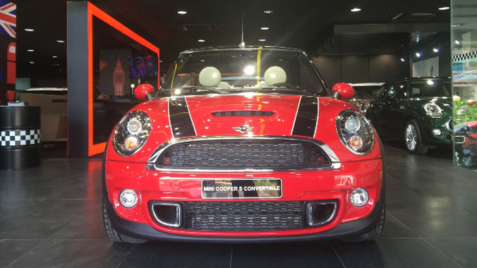 MINI Cooper Roadster - một trong những bản mui trần nhỏ nhất thế giới và là một chiếc xe đáng được lựa chọn khi bạn nghĩ tới việc mua một chiếc xe mui trần.