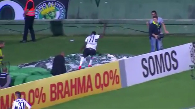 Cầu thủ nhảy xuống hố sau khi ghi bàn