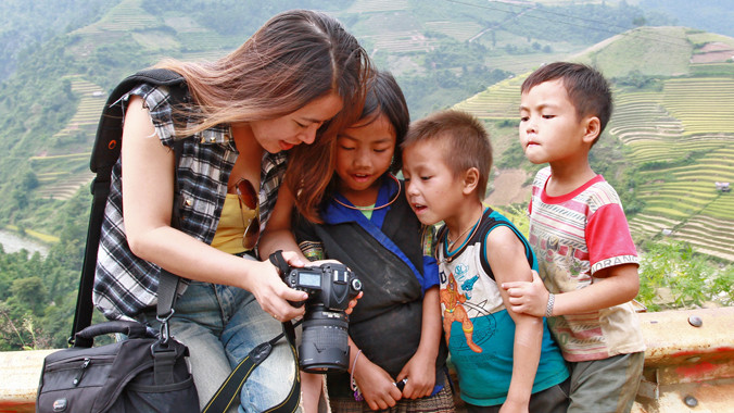 Hành trình còn thú vị khi được gặp những em nhỏ hiếu khách. Ảnh: Xuân Tùng 