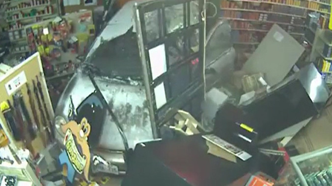 Táo tợn lao thẳng ô tô vào cửa hàng để cướp súng