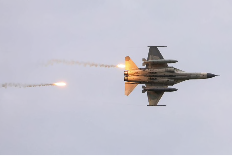 Một chiếc máy bay nội địa của Đài Loan (Trung Quốc) trong cuộc diễn tập chống đổ bộ vào tháng 7/2020. (Ảnh: Reuters)