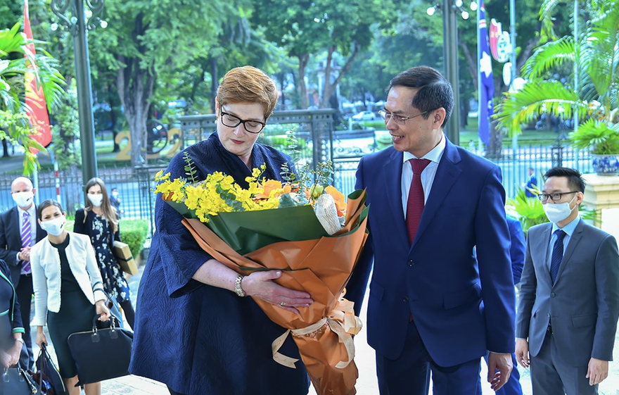 Bộ trưởng Bùi Thanh Sơn đón Ngoại trưởng Úc Marise Payne.