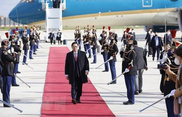 Thủ tướng Phạm Minh Chính đến sân bay Orly ở thủ đô Paris (Pháp). (Ảnh: TTXVN) 