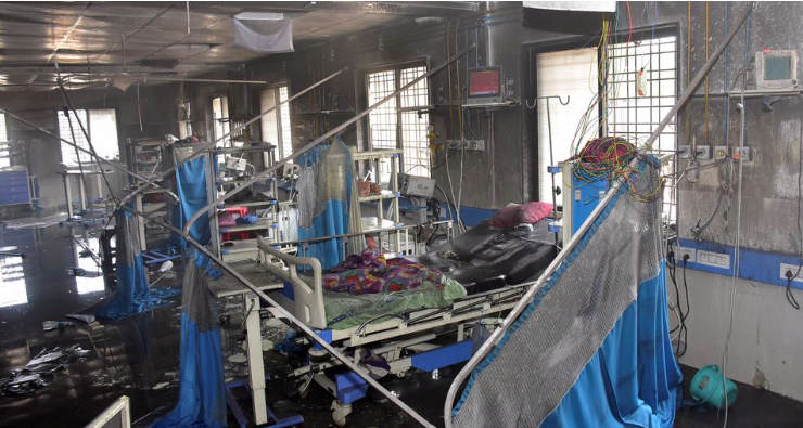 Cảnh tan hoang trong khu chăm sóc tích cực của bệnh viện sau vụ cháy. (Ảnh: Reuters)