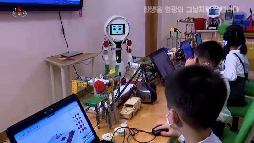 Robot đang dạy cho trẻ em trong một lớp học ở Triều Tiên. (Ảnh: Reuters)