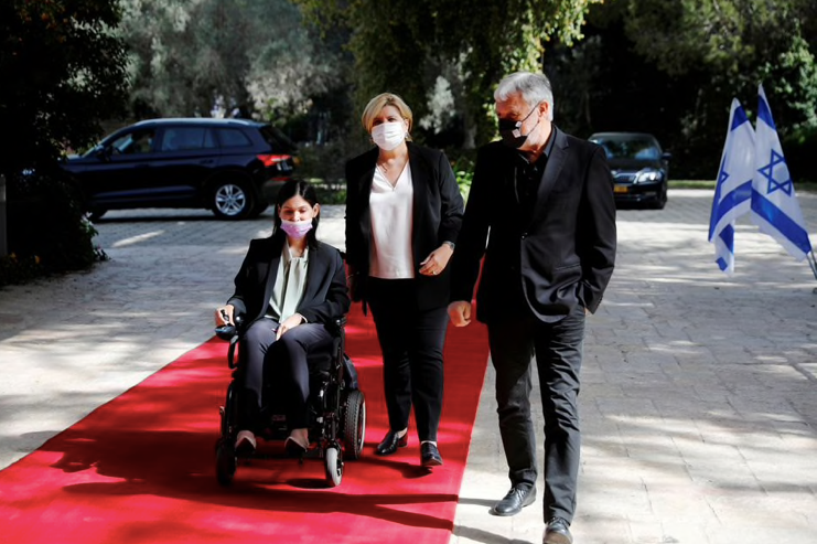 Bộ trưởng Năng lượng Israel Karine Elharrar ngồi xe lăn. (Ảnh: Reuters)