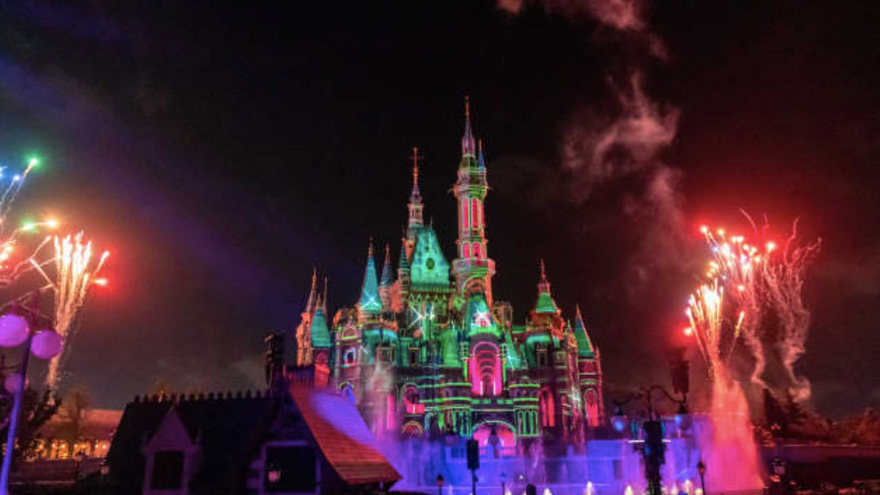 Màn biểu diễn ánh sáng trong công viên Disneyland Thượng Hải hôm 7/8. (Ảnh: Getty Images)