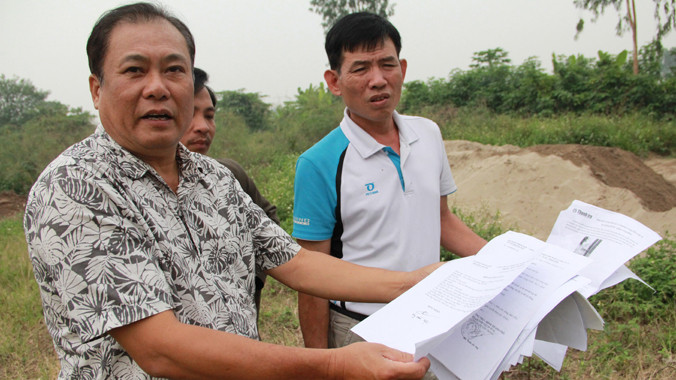 Một số hộ dân phản ánh về nghi vấn “nắn đường”. Ảnh: Nguyễn Tú.