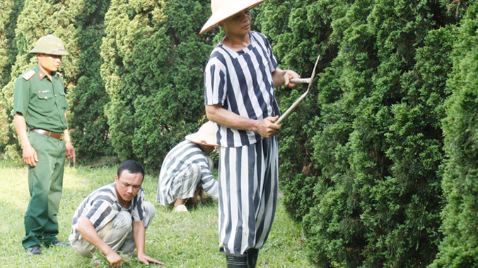 Giúp người lầm lỗi hoàn lương luôn là tâm nguyện của cán bộ, chiến sĩ Trại tạm giam Quân khu 1. Ảnh: Chí Dũng