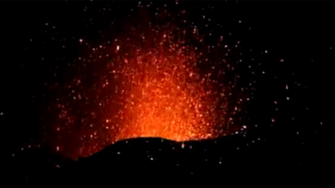 Núi lửa phun dung nham nóng đỏ