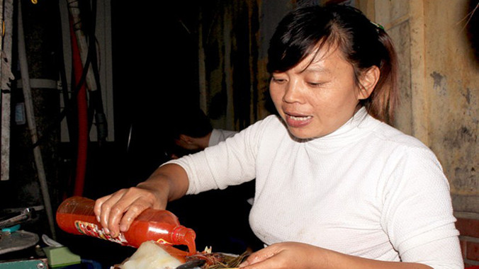 Suất bánh giò xúc xích cay giá 25.000 đồng. Ảnh: Thu Hường.