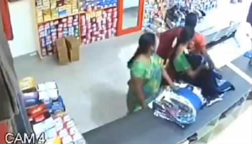 Nữ quái giấu cả đống quần áo dưới váy