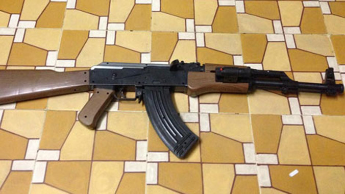 “Súng airsoft” có kiểu dáng giống súng quân dụng được rao bán công khai trên mạng internet.