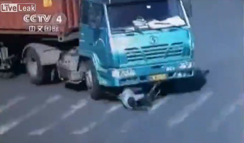 Thoát chết hy hữu dưới gầm ô tô 14 bánh