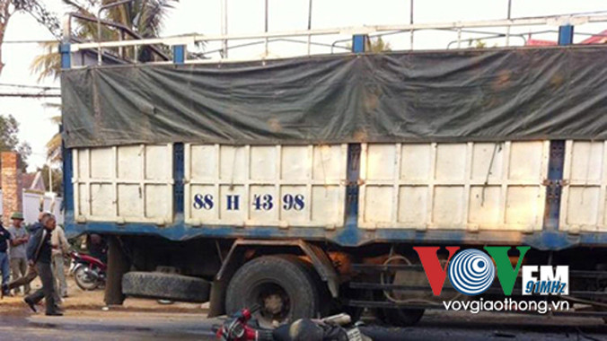 Hiện trường vụ tai nạn giữa xe tải và xe máy.