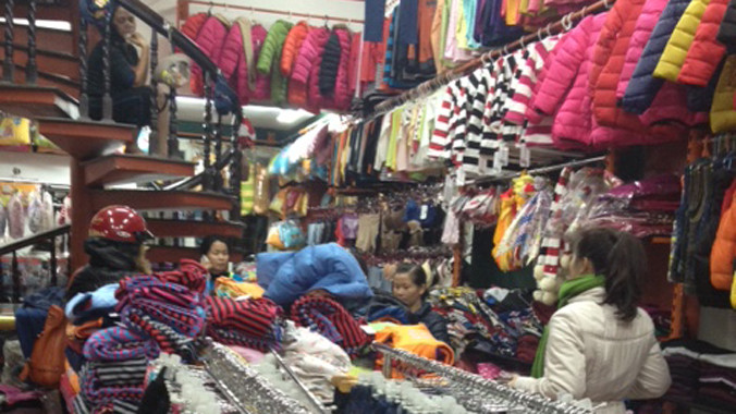 Các cửa hàng bán quần áo rét với nhiều mẫu mã.