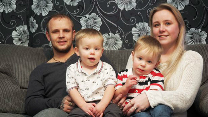 James cùng Amy và hai con sinh đôi. Ảnh: Mirror.