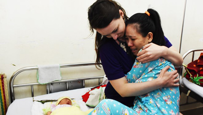 Sản phụ Nga cảm động khi gặp lại ân nhân - nữ bác sĩ người Anh Fiona Sutton. Ảnh: Đoàn Nguyên.